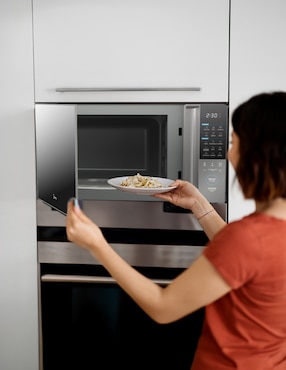 Horno de microondas convencional Midea modelo MMDT14S2MG de 1.4 pies cúbicos